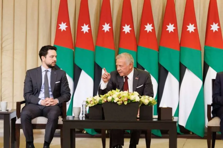 اجتماع الملك مع المتقاعدين العسكريين: تأكيد على المبادئ الأردنية لتعزيز الوحدة الوطنية ودعم مساعي السلام في المنطقة اجتماع الملك مع المتقاعدين العسكريين: تأكيد على المبادئ الأردنية لتعزيز الوحدة الوطنية ودعم مساعي السلام في المنطقة