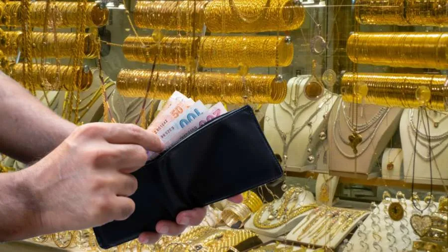 ارتفاع أسعار الذهب عالمياً بالتزامن مع انخفاض الدولار وعوائد السندات الأمريكية ارتفاع أسعار الذهب عالمياً بالتزامن مع انخفاض الدولار وعوائد السندات الأمريكية