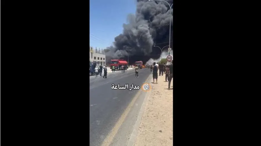 عمود من الدخان يتصاعد جراء حريق هائل في مستودع شركة تجارية بشرق عمان.. جهود مكثفة من فرق الإطفاء والآليات دون وقوع إصابات (فيديو وصور) عمود من الدخان يتصاعد جراء حريق هائل في مستودع شركة تجارية بشرق عمان.. جهود مكثفة من فرق الإطفاء والآليات دون وقوع إصابات (فيديو وصور)