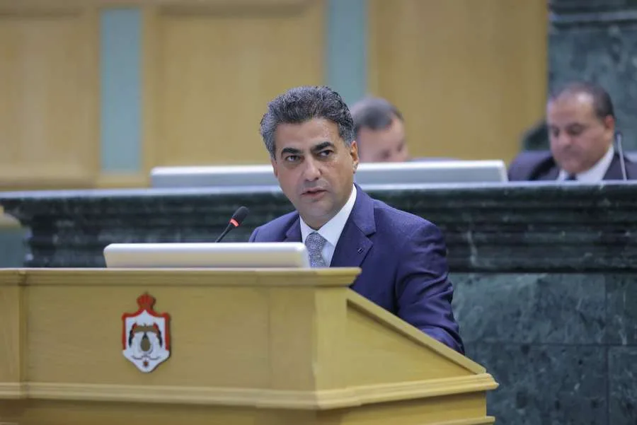 الخصاونة يطلب من وزارة الخارجية معالجة قضية صعوبة حصول المغتربين على تأشيرات العبور إلى السعودية الخصاونة يطلب من وزارة الخارجية معالجة قضية صعوبة حصول المغتربين على تأشيرات العبور إلى السعودية