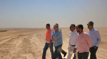 الحكومة تتابع تقدم الأعمال في الطريق المؤدي إلى الاستاد الدولي الجديد لكرة القدم (صور)