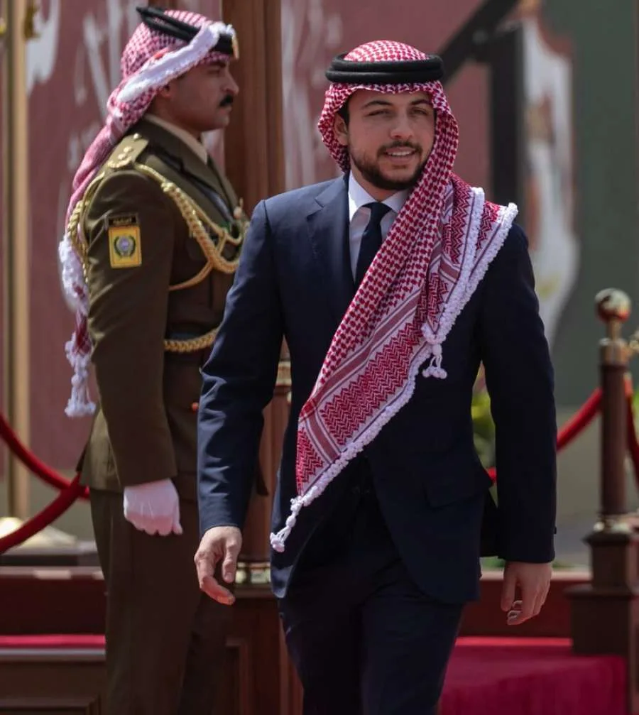 المهندس عبداللطيف كريشان يقدم تهانيه لولي العهد. المهندس عبداللطيف كريشان يقدم تهانيه لولي العهد.