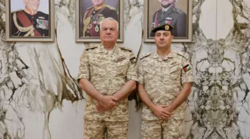 رئيس هيئة الأركان المشتركة يُحتفي بالمتفوق في دورة القيادة والأركان