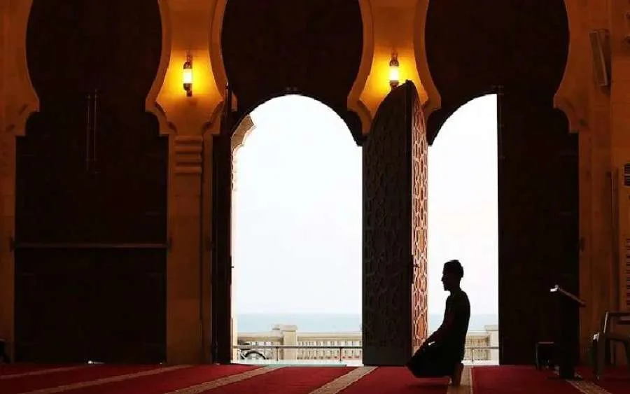 من يذكر صلاة الظهر قبل الغروب، أي الصلاة يبدأ بها: الظهر أم العصر؟