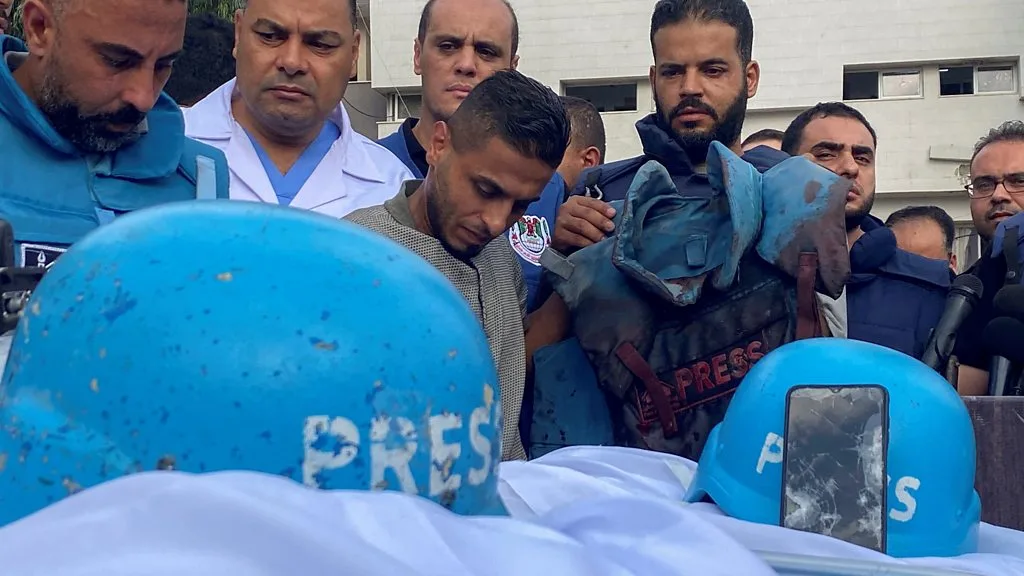 نقابة الصحفيين في تونس تستنكر اغتيال 4 صحفيين في غزة من قِبل إسرائيل وتطالب بمحاسبة الجناة: إرهاب يهدف لإسكات أصوات الحقيقة نقابة الصحفيين في تونس تستنكر اغتيال 4 صحفيين في غزة من قِبل إسرائيل وتطالب بمحاسبة الجناة: إرهاب يهدف لإسكات أصوات الحقيقة