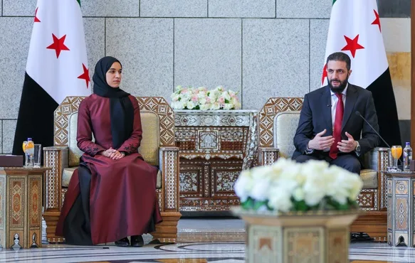 لطيفة الدروبي، زوجة الرئيس السوري أحمد الشرع، تستقبل وفدًا نسائيًا لتهنئته بعيد الأضحى.
