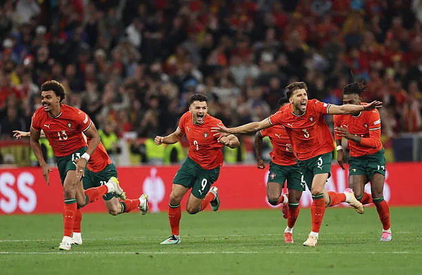 البرتغال تنتصر على إسبانيا في ركلات الترجيح وتحقق لقب دوري الأمم الأوروبية. البرتغال تنتصر على إسبانيا في ركلات الترجيح وتحقق لقب دوري الأمم الأوروبية.