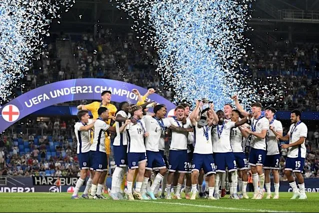 إنجلترا تتغلب على ألمانيا وتحقق لقب كأس أمم أوروبا للشباب للمرة الثانية على التوالي إنجلترا تتغلب على ألمانيا وتحقق لقب كأس أمم أوروبا للشباب للمرة الثانية على التوالي