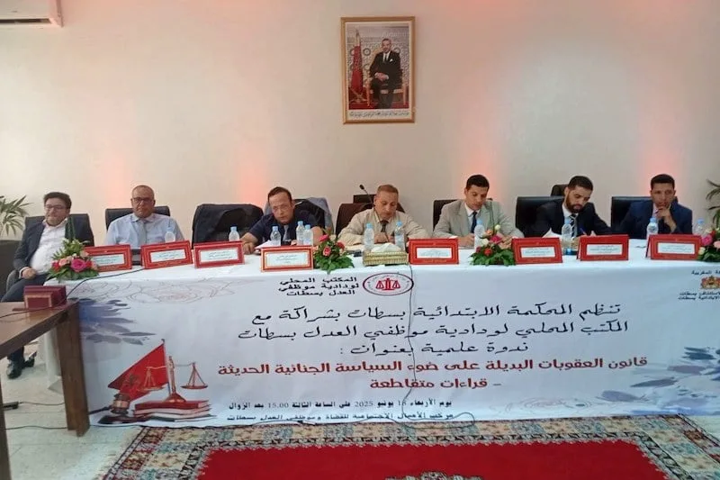 خبراء يتناولون موضوع “العقوبات البديلة” خبراء يتناولون موضوع “العقوبات البديلة”