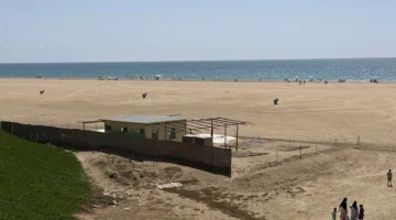 “انتشار الصيف” يحدث فوضى في تسييج المناطق الشاطئية بالقرب من مدينة طنجة
