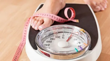 لماذا يختلف وزن الجسم على مدار اليوم؟ أسباب التغيرات ونصائح لقياس دقيق.