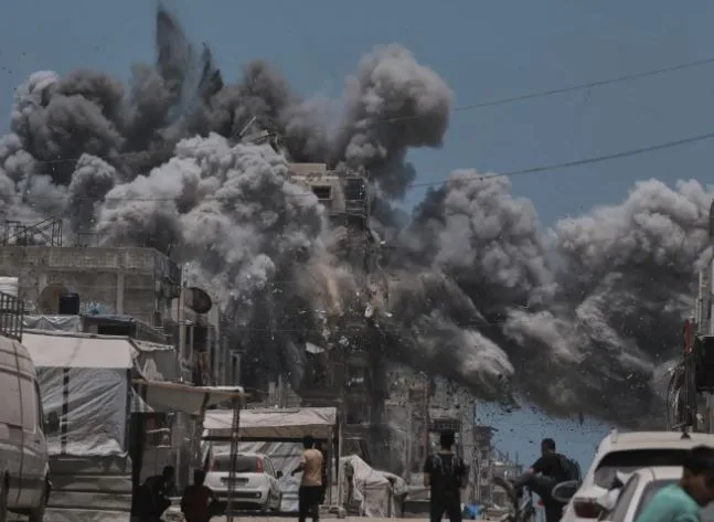 الإغاثة الطبية في غزة: القصف المستمر للاحتلال يستهدف مدنًا بأكملها على مدار الساعة الإغاثة الطبية في غزة: القصف المستمر للاحتلال يستهدف مدنًا بأكملها على مدار الساعة