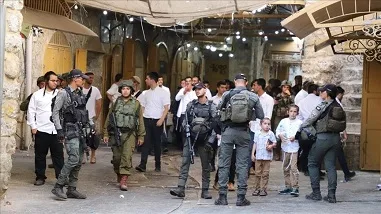 تحت رقابة القوات المحتلة.. مستوطن إسرائيلي يغلق مدخل بلدة فلسطينية في الضفة الغربية. تحت رقابة القوات المحتلة.. مستوطن إسرائيلي يغلق مدخل بلدة فلسطينية في الضفة الغربية.