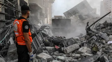 الدفاع المدني في غزة يعلن عن مقتل 31 فلسطينياً برصاص الاحتلال بالقرب من مركز إغاثة.