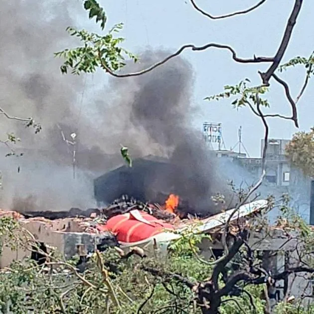 آخر المستجدات حول حادث تحطم طائرة تحمل عددًا كبيرًا من الركاب في الهند آخر المستجدات حول حادث تحطم طائرة تحمل عددًا كبيرًا من الركاب في الهند