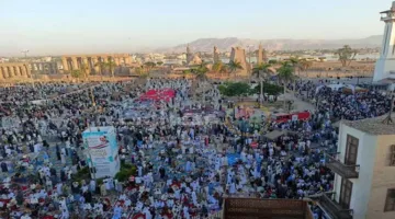 آلاف الأشخاص يشاركون في صلاة عيد الأضحى بساحة أبو الحجاج في الأقصر (صور)