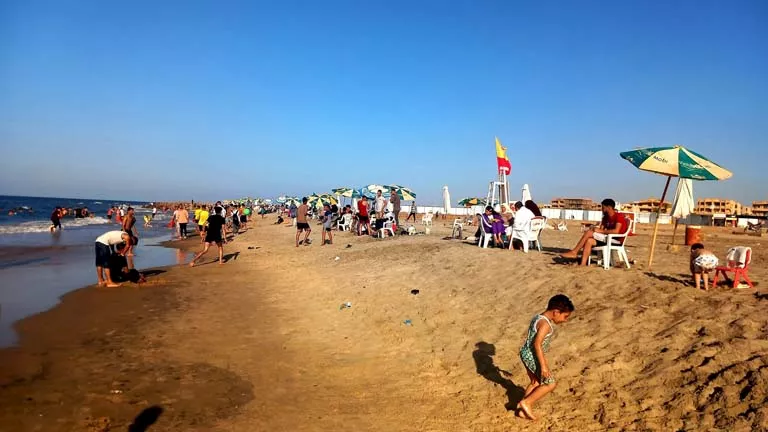 آلاف الزوار يتجهون إلى مصيف بلطيم في أول يوم من عيد الأضحى آلاف الزوار يتجهون إلى مصيف بلطيم في أول يوم من عيد الأضحى