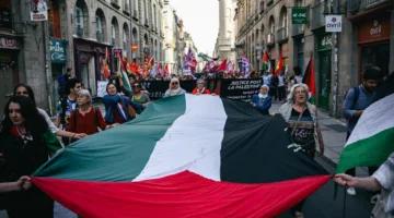 آلاف من الفرنسيين يدعون إلى تحقيق السلام في غزة وإنهاء الحملة العسكرية.