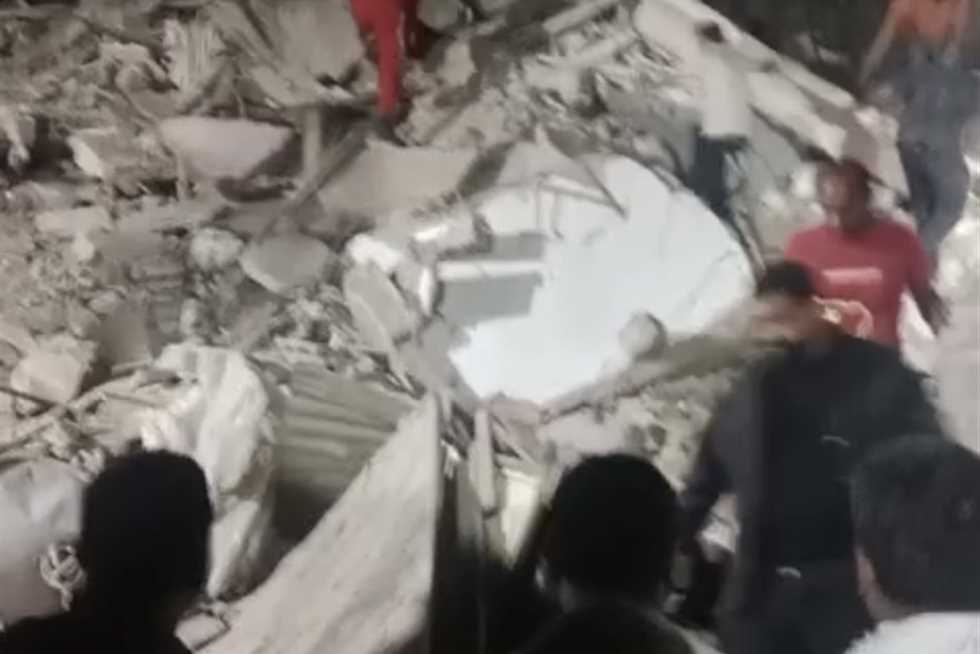 أب يتفطر قلبه باكيًا أثناء محاولته إنقاذ ابنه من تحت أنقاض عقار السيدة زينب: «خبروني هل هو حي أم ميت؟» أب يتفطر قلبه باكيًا أثناء محاولته إنقاذ ابنه من تحت أنقاض عقار السيدة زينب: «خبروني هل هو حي أم ميت؟»