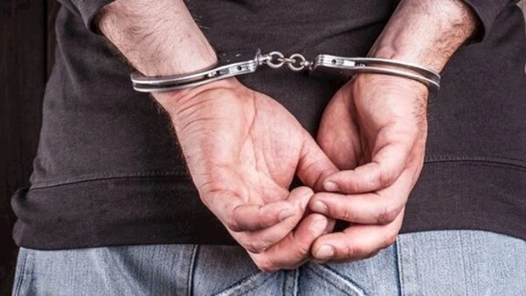 أب يقتل ابنه بالضرب حتى الموت في البحيرة أب يقتل ابنه بالضرب حتى الموت في البحيرة