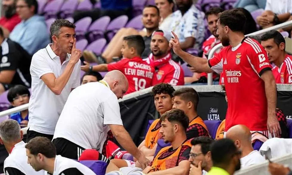 “أتصرف بثقة وراحة ضمير” – مدرب بنفيكا يفسر سبب خلافه مع كوكتشو أثناء مباراة أوكلاند “أتصرف بثقة وراحة ضمير” – مدرب بنفيكا يفسر سبب خلافه مع كوكتشو أثناء مباراة أوكلاند