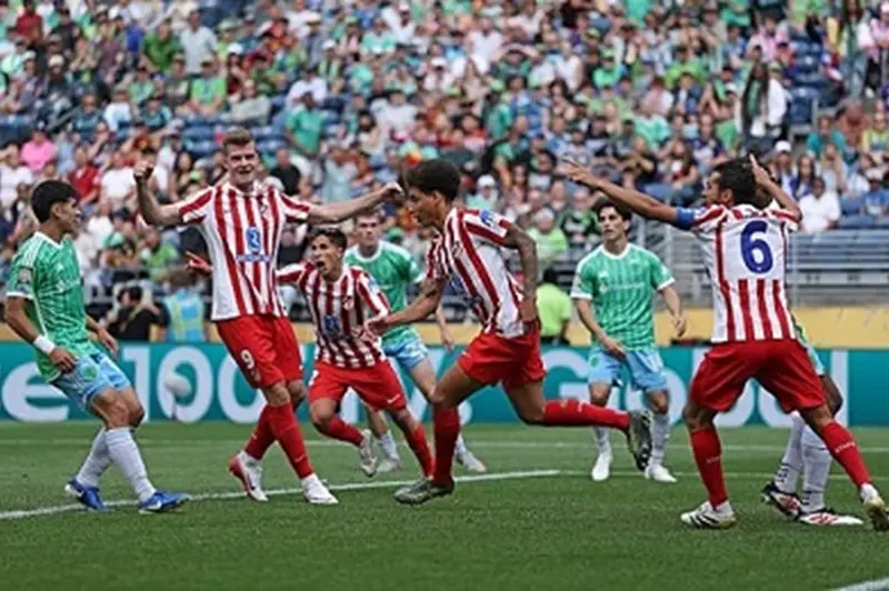أتلتيكو مدريد يحقق انتصاره الأول في كأس العالم للأندية ضد سياتل بعد تعويض رباعية باريس. أتلتيكو مدريد يحقق انتصاره الأول في كأس العالم للأندية ضد سياتل بعد تعويض رباعية باريس.