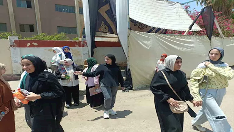 أجواء مفعمة بالسعادة بين طلاب الثانوية العامة في القليوبية خلال أول أيام الامتحانات أجواء مفعمة بالسعادة بين طلاب الثانوية العامة في القليوبية خلال أول أيام الامتحانات