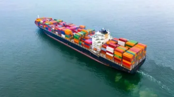 أحداث المنطقة تؤدي إلى زيادة تكلفة الشحن البحري في الخليج بمقدار 50 ألف دولار إضافي لكل رحلة.
