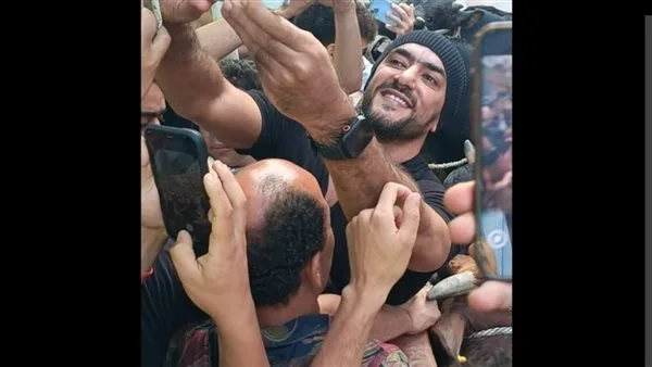 أحمد العوضي ينحر الأضحية بين أهالي عين شمس ويحتفل بعيد الأضحى بأسلوبه الفريد أحمد العوضي ينحر الأضحية بين أهالي عين شمس ويحتفل بعيد الأضحى بأسلوبه الفريد