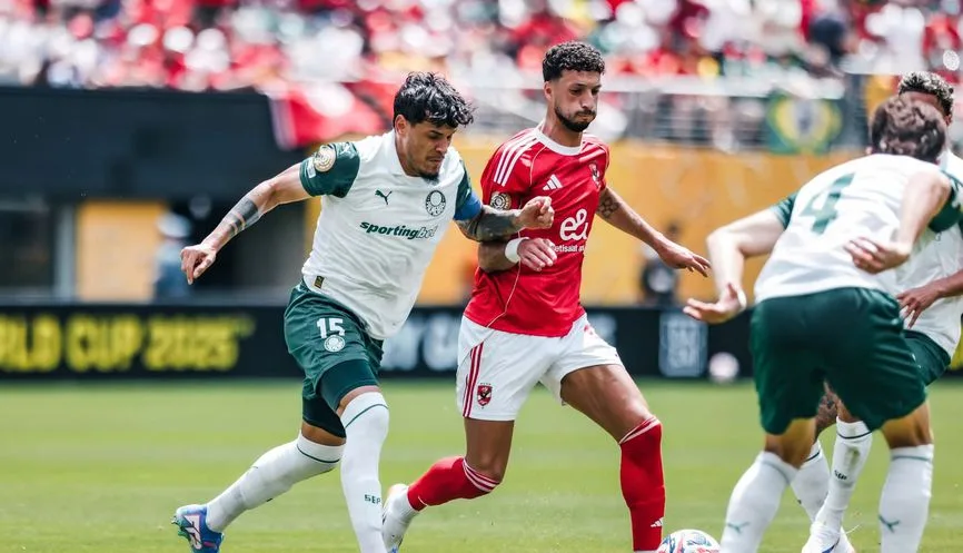 أحمد بلال ينتقد اللاعب البارز في الأهلي أحمد بلال ينتقد اللاعب البارز في الأهلي