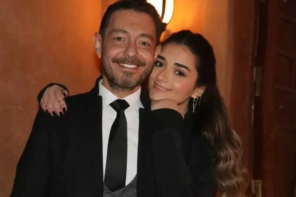 أحمد زاهر يطلب من جمهوره الدعاء لابنته ملك إثر تعرضها لمشكلة صحية. أحمد زاهر يطلب من جمهوره الدعاء لابنته ملك إثر تعرضها لمشكلة صحية.