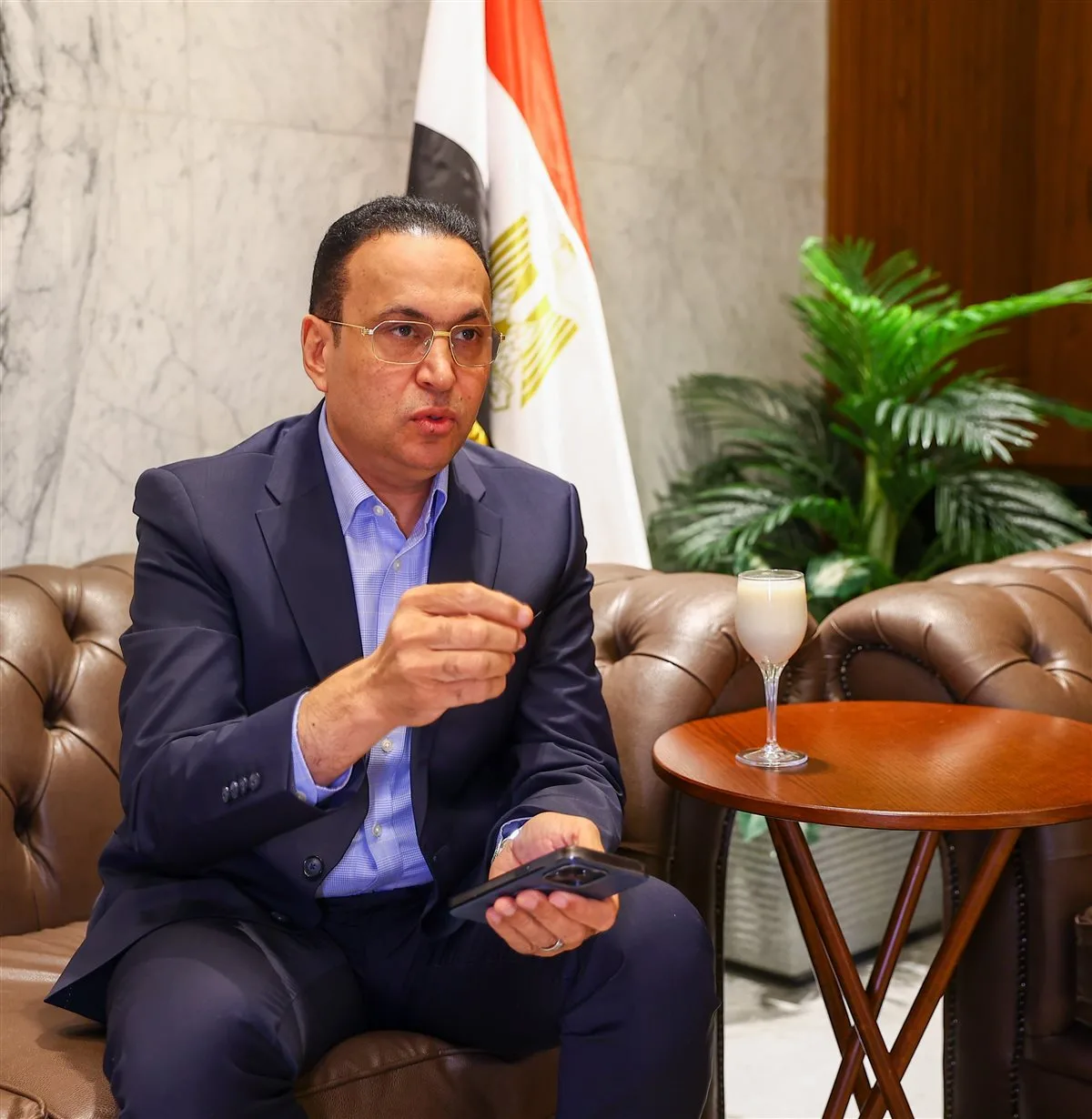 أسرة الشهيد خالد عبدالعال تتلقى اليوم تبرعًا بمليون جنيه من رجل أعمال معروف أسرة الشهيد خالد عبدالعال تتلقى اليوم تبرعًا بمليون جنيه من رجل أعمال معروف