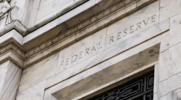 أسعار الذهب تختبر مستوى الدعم فوق 3300 دولار مع تأكيد باول على موقف الاحتياطي الفيدرالي المستقر.