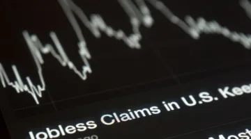 أسعار الذهب تقترب من 4000 دولار وسط زيادة في طلبات إعانة البطالة الأمريكية بمقدار 8000 طلب