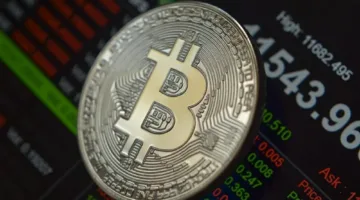 أسعار العملات الرقمية اليوم الخميس: بيتكوين تقترب من 108 آلاف دولار
