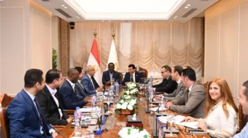 أشرف صبحي يجتمع مع الأمين العام للاتحاد الإفريقي بشأن مقر الكاف