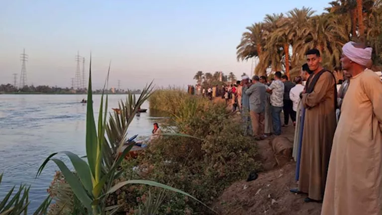 “أطفالها في خطر”.. صرخة أم غارقة في بحثها عن أولادها في نهر أسيوط (فيديو) “أطفالها في خطر”.. صرخة أم غارقة في بحثها عن أولادها في نهر أسيوط (فيديو)