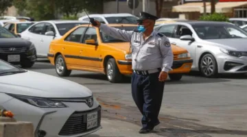 «أفسحوا المجال، ابني في خطر».. موقف شجاع لشرطي عراقي (فيديو)