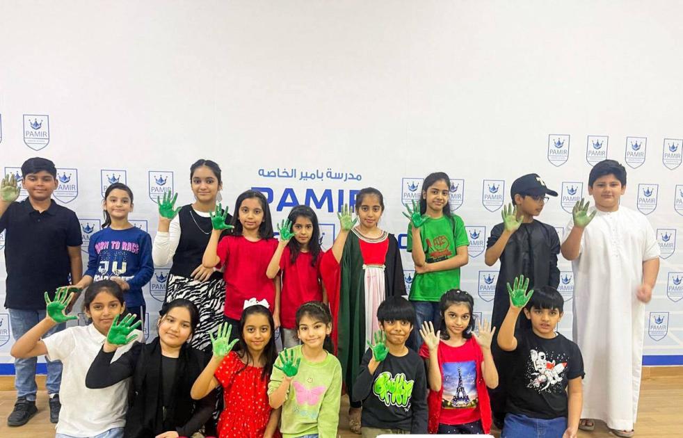 أكبر علم إماراتي معبّر عن بصمات الأيدي يُسجل في «غينيس» أكبر علم إماراتي معبّر عن بصمات الأيدي يُسجل في «غينيس»