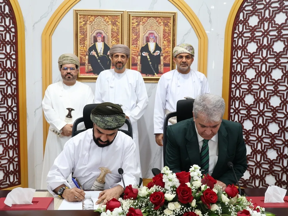 أكثر من 5 ملايين ريال عماني… توقيع عقد المرحلة الأولى لإنشاء مشروع بناء وصيانة السفن في مسندم أكثر من 5 ملايين ريال عماني… توقيع عقد المرحلة الأولى لإنشاء مشروع بناء وصيانة السفن في مسندم