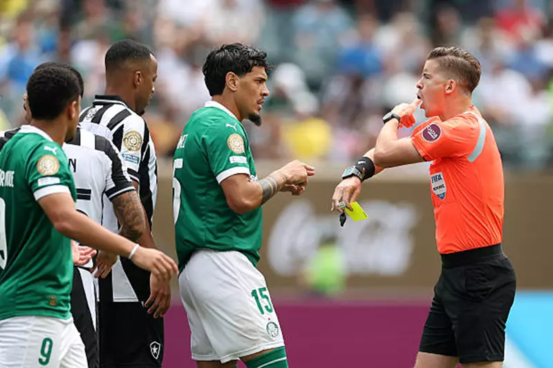 أكثر من 50% منها لفرق من أمريكا الجنوبية.. 11 بطاقة حمراء في بطولة كأس العالم للأندية