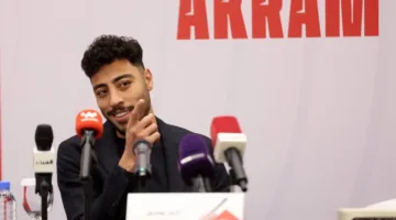 أكرم توفيق يحيي ذكرى شهداء الأهلي بتصميم قميصه الجديد في قطر