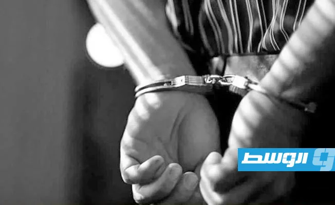 أمن سبها يعتقل مهاجراً مطلوباً بتهمة محاولة القتل أمن سبها يعتقل مهاجراً مطلوباً بتهمة محاولة القتل