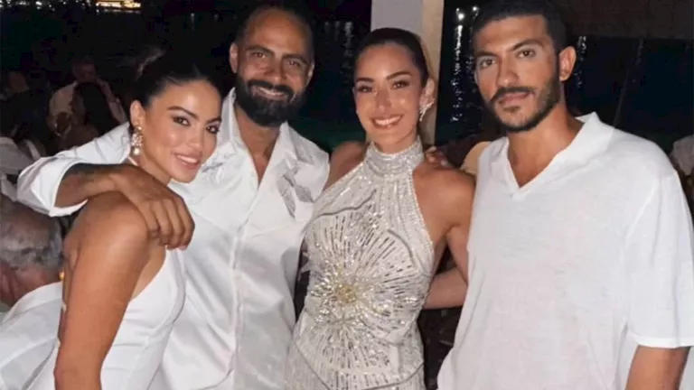 أمينة خليل تحتفل برقصها مع والدها في زفافها باليونان.. صور وفيديو أمينة خليل تحتفل برقصها مع والدها في زفافها باليونان.. صور وفيديو