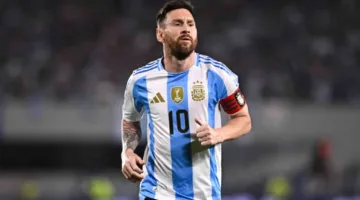 أنتونيلا تحتفل بعيد ميلاد ميسي بتورتة “المخلوق الغاضب” وتلقبه بالعجوز!