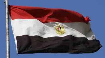 أهمها التنكيس والاستخدام التجاري.. 7 مخالفات قانونية قد تؤدي لعقوبات عند رفع علم مصر