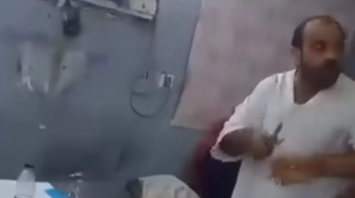 أول رد من السفارة المصرية بشأن فيديو الكفيل السعودي والمقص