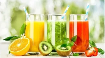 أي الخيارين أفضل: تناول الفاكهة كاملة أم شرب العصير للحفاظ على مستويات الجلوكوز؟