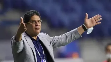 أيمن الرمادي يتلقى عرضين من السعودية والإمارات، والمدرب ينتظر تطورات وضعه مع الزمالك.