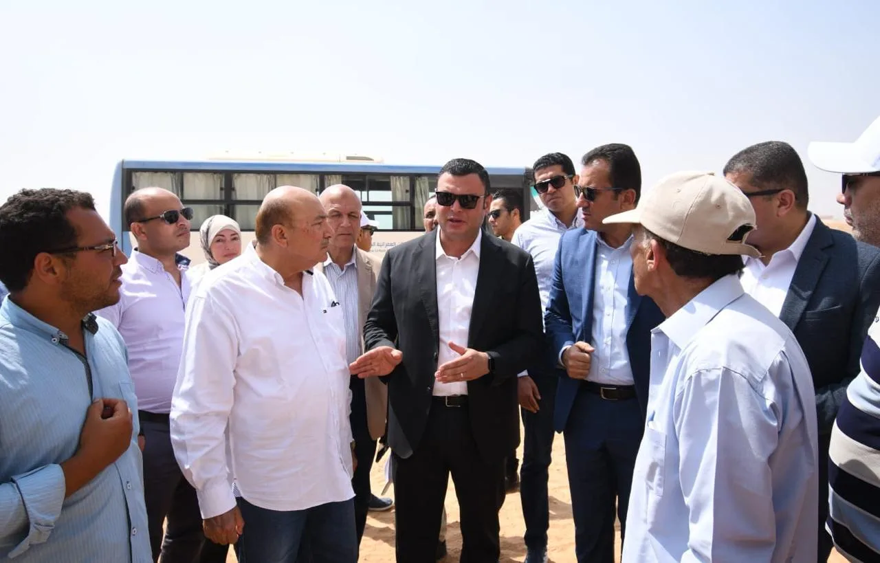 وزير الإسكان يأمر بالتعجيل في إنجاز الطرق بالمنطقة الصناعية A1 بالعاشر من رمضان